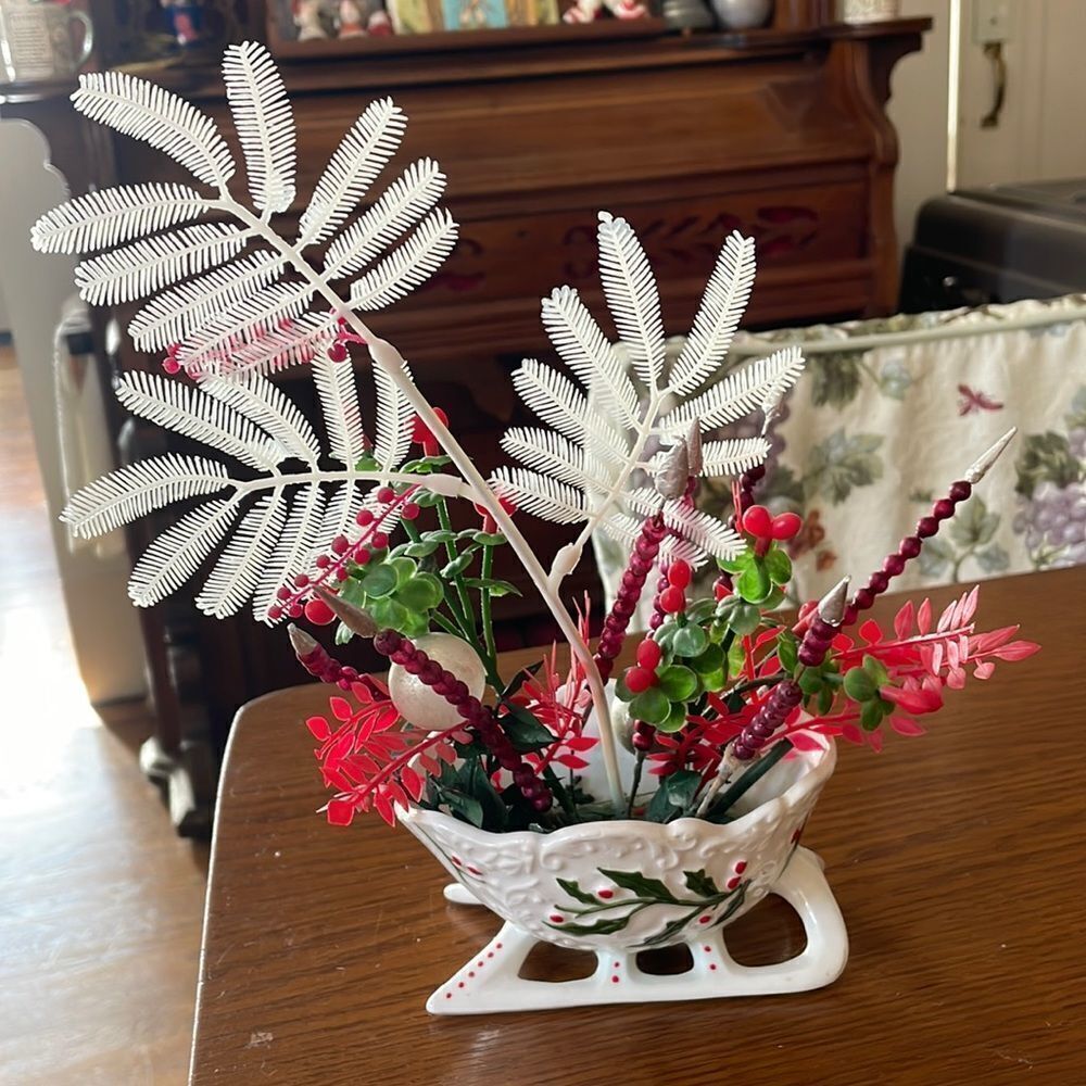 Vtg white ceramic Christmas sleigh with greenery‎